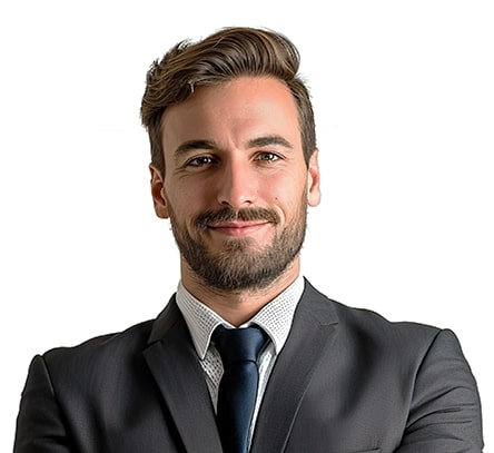 Homem em trajes sociais, com barba e cabelo penteado para o lado esquerdo em trajes sociais.